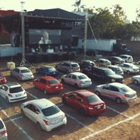 Como en un autocinema, la Diócesis de Cuernavaca celebra misa 'desde el auto”