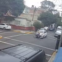Taxista de la CDMX embiste a un ciclista en Azcapotzalco (Video)