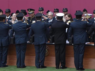 AMLO asciende a tres militares relacionados con espionaje, narcotráfico y caso Tlatlaya