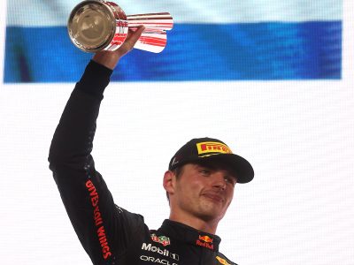 Hamilton gana el Gran Premio de Qatar, acorta distancia con Verstappen en la lucha por el título