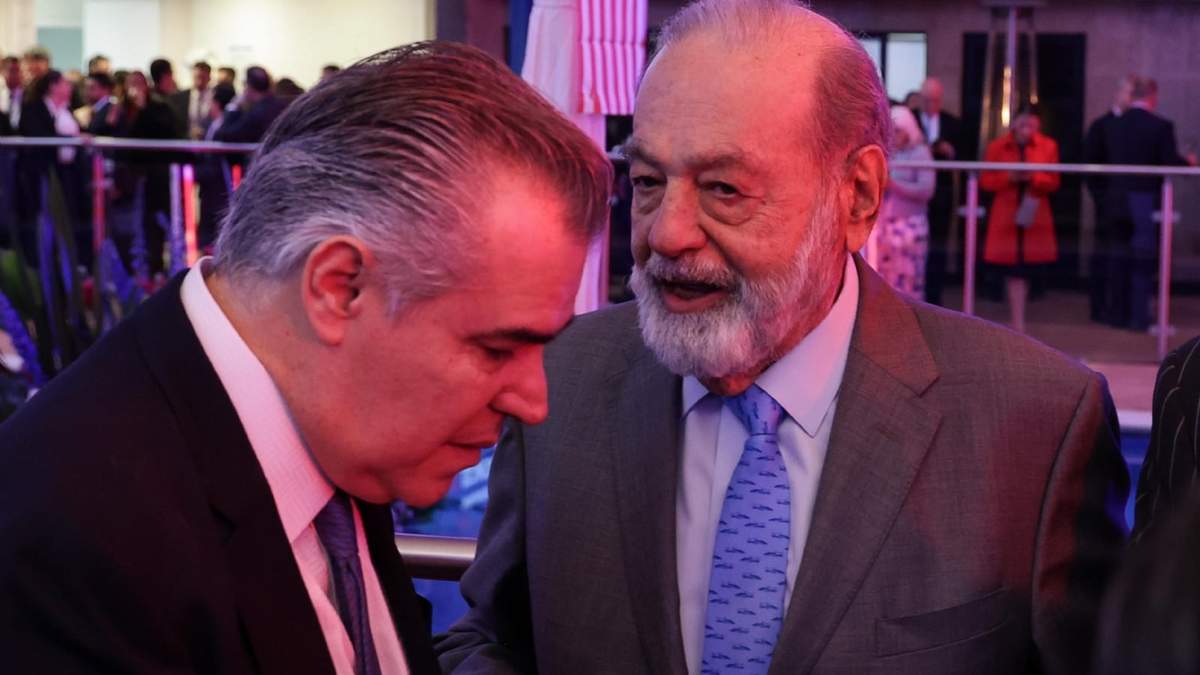 Francisco Cervantes, presidente del Consejo Coordinador Empresarial, y Carlos Slim Helú, durante la ceremonia de 249 Aniversario de la Independencia de los Estados Unidos