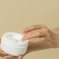 No tires el envase de baño de crema vacío: con eso y palitos de madera, creá esta fabulosa maceta para suculentas