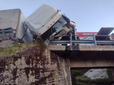 Dos personas heridas por el vuelco de un camión que se dirigía a Chile