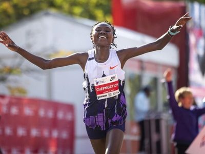Ruth Chepngetich destroza el récord mundial por casi 2 minutos en el Maratón de Chicago (Video)