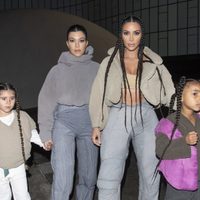 ¡A lo Kardashian! Kourtney, Kim y sus hijas en París. ¡No hay flash que aguante!