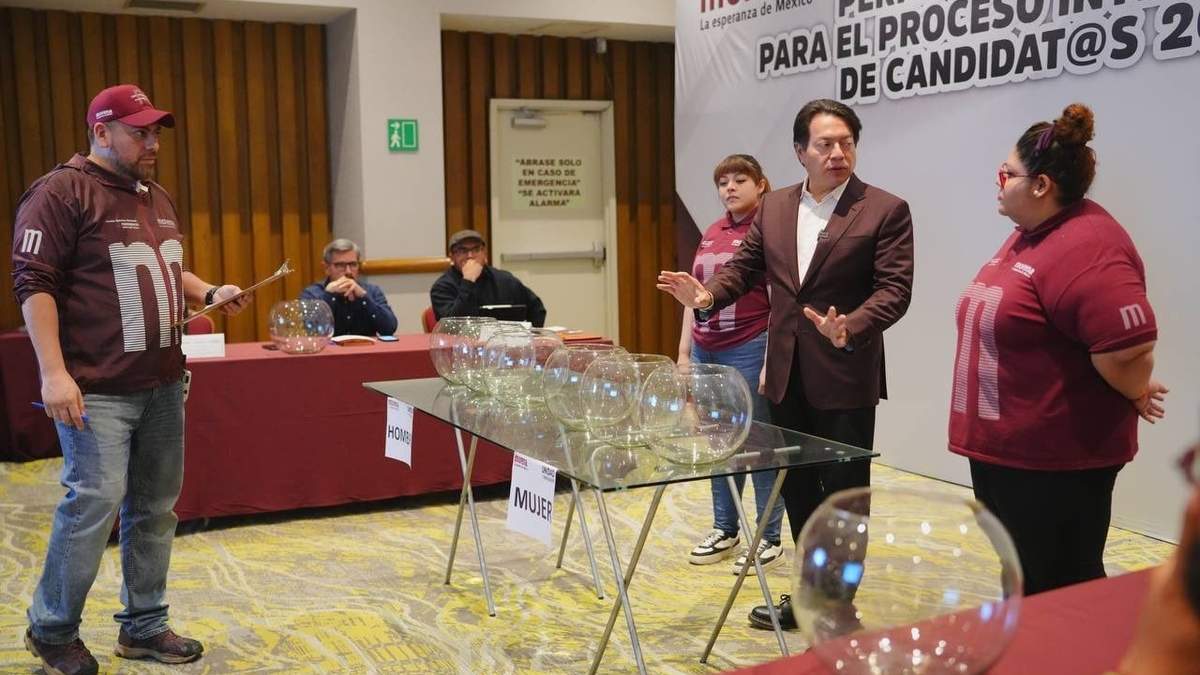 Mario Delgado en el sorteo de aspirantes por representación proporcional