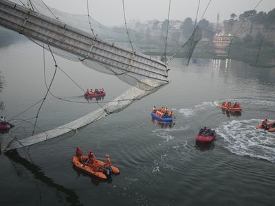 Cómo sucedió la tragedia del puente en India