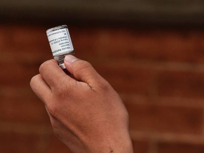 Reino Unido aprueba la primera vacuna contra covid-19 capaz de hacer frente a ómicron