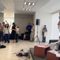 Confrontan a Noroña en el CIDE por Teuchitlán: “de los 200 zapatos, no hay un solo nombre”, responde