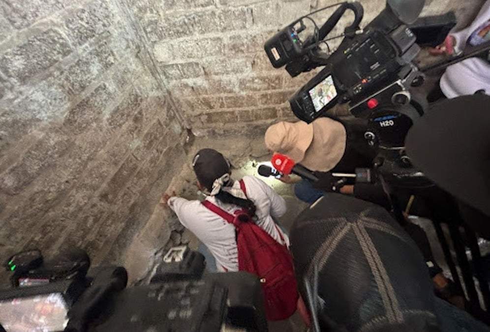 Una madre buscadora, al darse cuenta de que el adoquín estaba hueco, intentó excavar el piso con las uñas. Intentaba encontrar la gorra y la mochila de su hijo desaparecido
