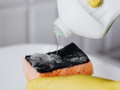 El facilísimo truco de la abuela para desinfectar la esponja para lavar platos y dejarla impecable