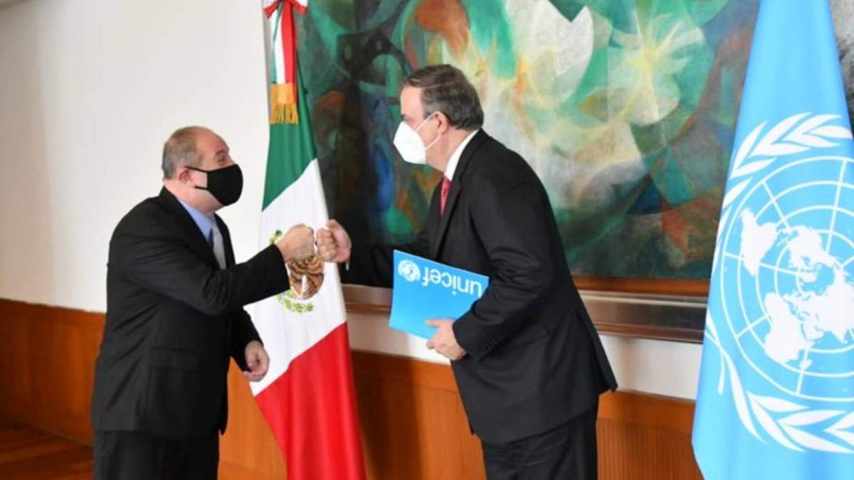 El representante en México de la UNICEF, Luis Fernando Carrera y el canciller Marcelo Ebrard