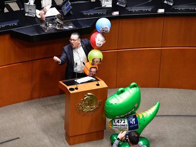 Senador morenista arma show con globos contra Xóchitl Gálvez en la Permanente (Video)