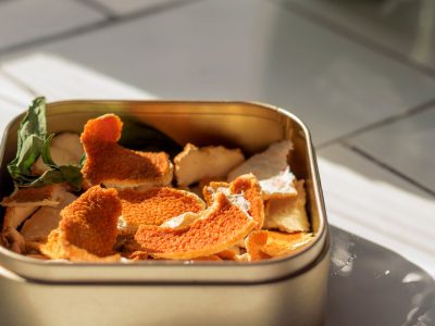 Seguro no lo sabías: la razón por la que tenés que poner cáscaras de mandarina cerca de tus puertas y ventanas