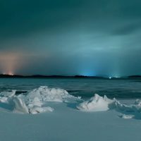 Encuentran nieve que brilla en el Ártico con una luz azul: las increíbles fotos