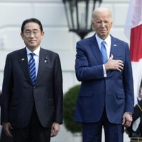Biden recibe a líder japonés en la Casa Blanca, le agradece por su ayuda en crisis mundiales