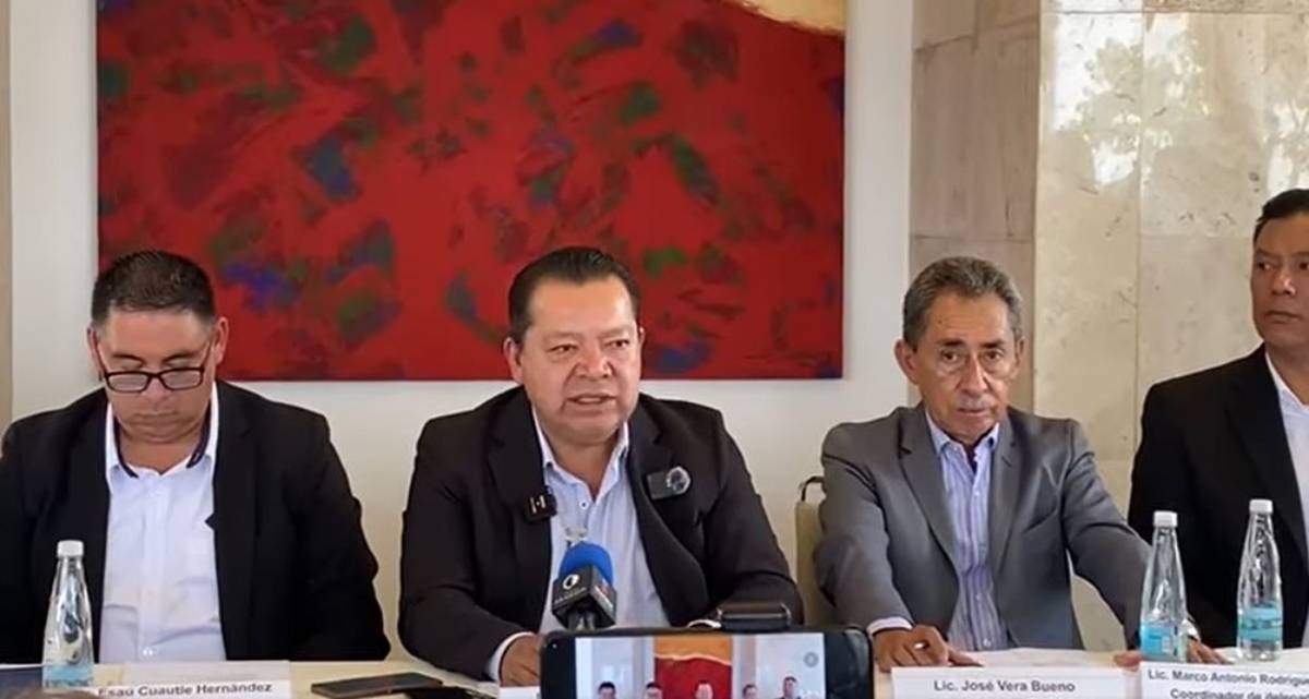 El líder de la Sección 25 del Sindicato Nacional de Trabajadores de la Salud (SNTA), Julio Alfredo García, informa de la situación en el sistema de salud de Puebla y pide la destitución del secretario de salud estatal, en conferencia de prensa