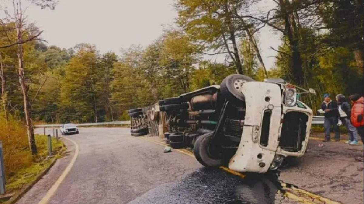 El camión chileno terminó volcado sobre una mano de la ruta. Fuente: (RSM)
