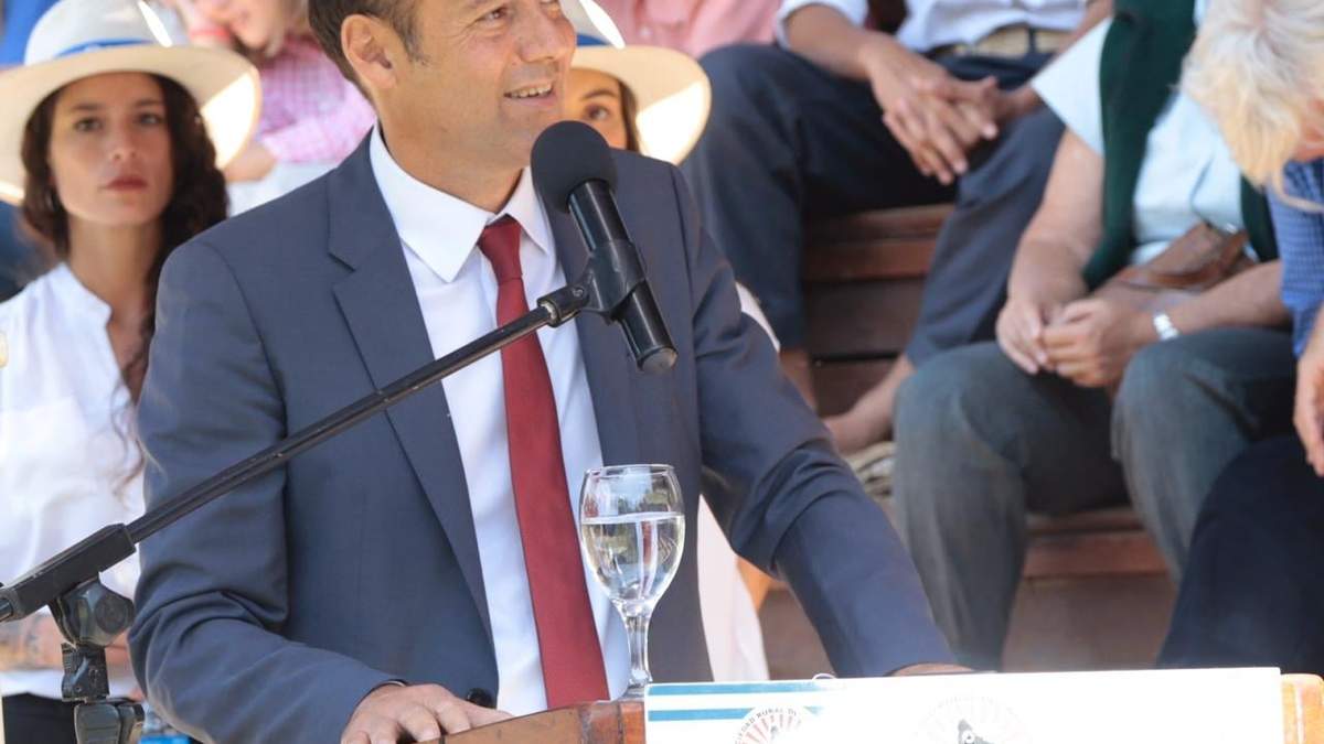 Gutiérrez haciendo anuncios Fuente: (Twitter)
