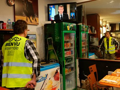 Macron aumenta el salario mínimo en 100 euros; busca calmar a 'chalecos amarillos”