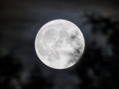 El ritual de la luna llena para la belleza que aumenta la fuerza y el brillo de tu cabello