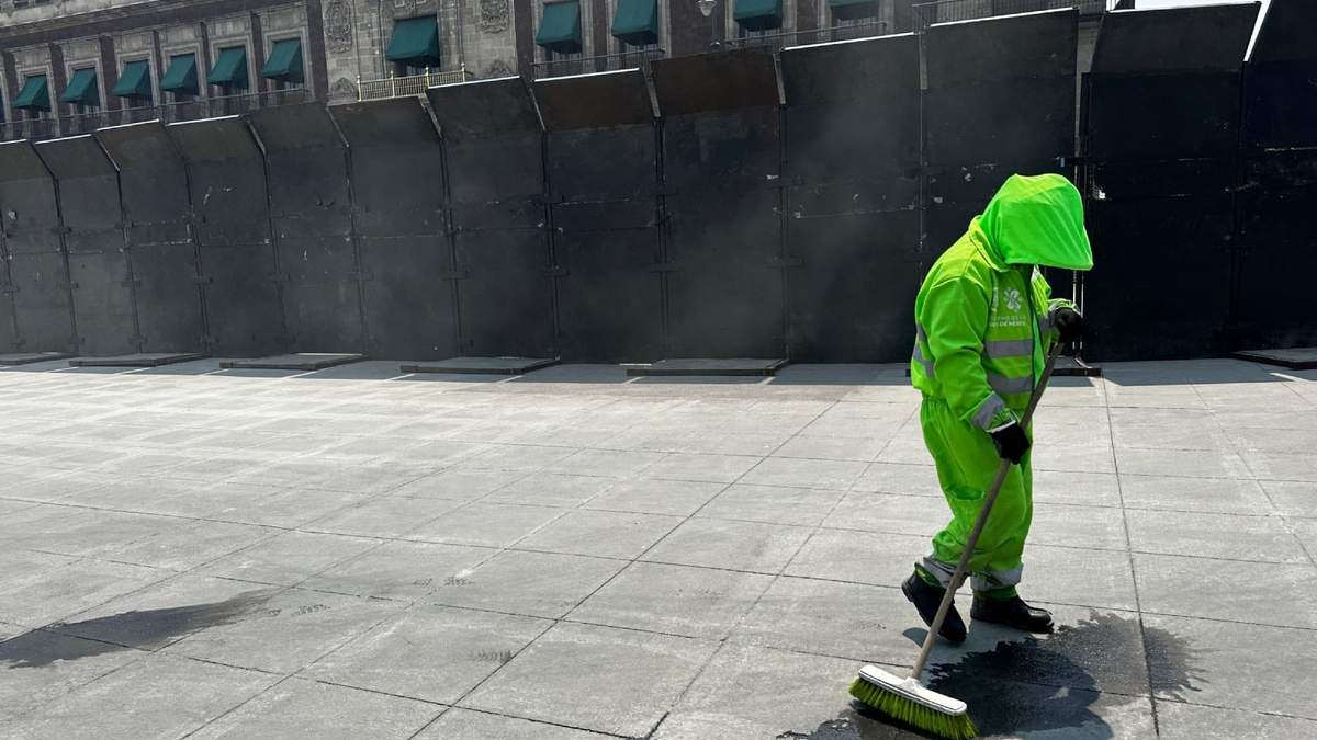 Vallas resguardan Palacio Nacional un día después de que un grupo lanzara artefactos explosivos