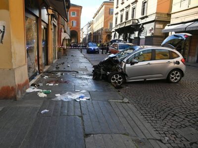 Un auto arrolla a peatones en Módena, Italia; hay 8 heridos, 4 de ellos graves