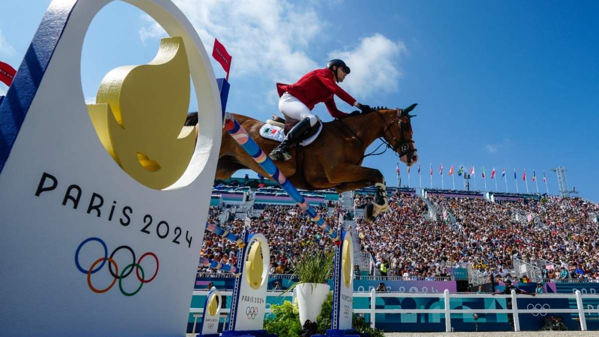 El jinete mexicano Carlos Hank Guerreiro, en los lomos de H5 Porthos Maestro Wh Z, durante la clasificación de la prueba de saltos por equipos, en los Juegos Olímpicos de París