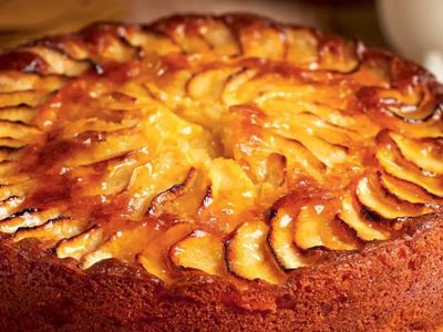 Torta invertida, un clásico matero, económico y con un truco de la abuela para que no se peguen las manzanas