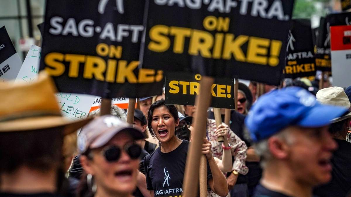 La primera huelga de los sindicatos de guionistas y actores desde 1960 paralizó la producción de toda la industria del entretenimiento en EU