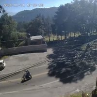 Motociclistas mueren al impactarse contra microbús en la México-Cuernavaca (Video)