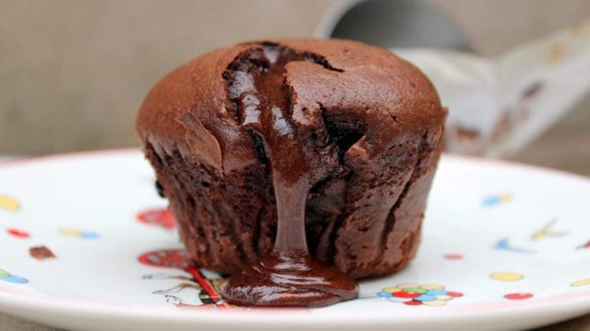 Volcán de chocolate al ron. Fuente; (Twitter)