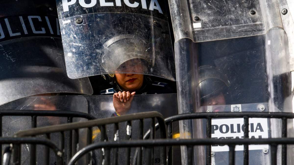 Una mujer policía