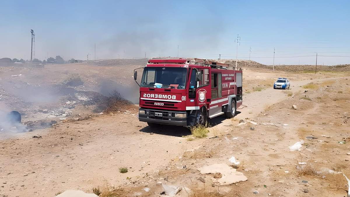 Un camión de bomberos de Centenario. Fuente: (Twitter)