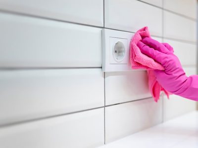 Con solo 1 cosa que de seguro tenés en tu cocina: el truco para limpiar las paredes de cerámica y dejarlas impecables