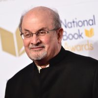 Salman Rushdie alerta del riesgo para la libertad de expresión en inusual discurso