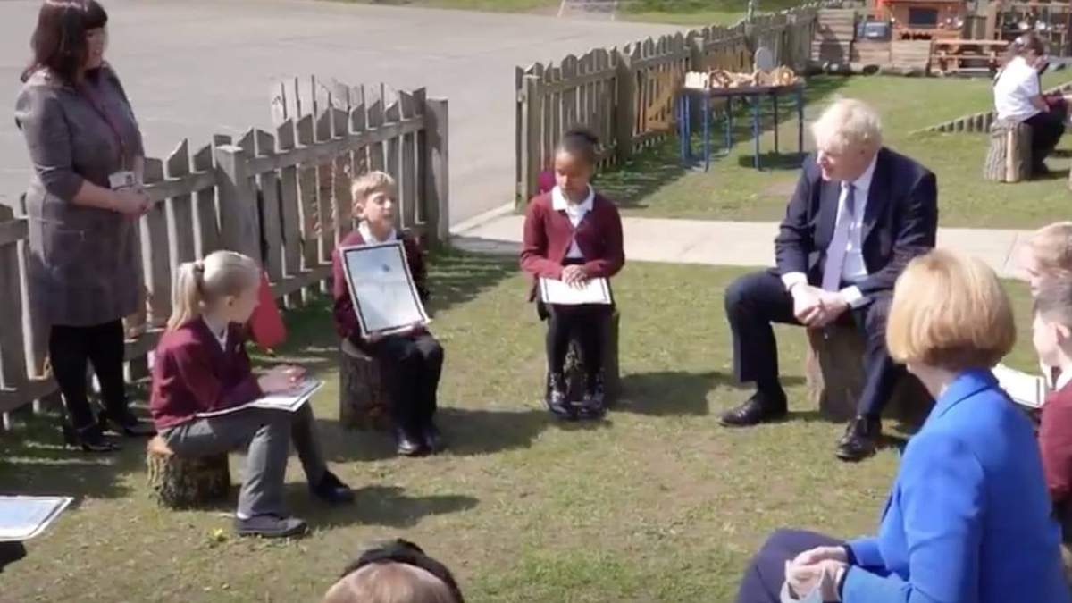 El primer ministro visitó una escuela
