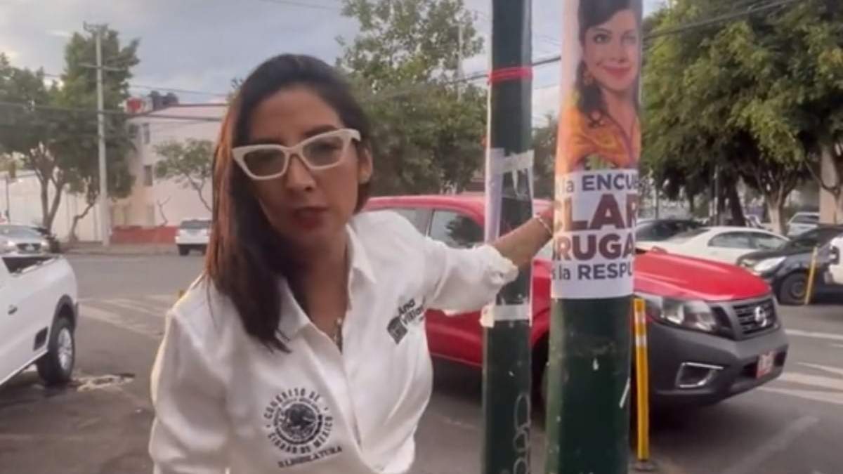La diputada panista Ana Jocelyn Villagrán muestra el cartel de Clara Brugada