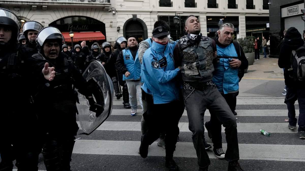 Policías detienen a un manifestante frente a la Legislatura de la Ciudad Autónoma de Buenos Aires, durante una protesta en contra de un evento organizado por Victoria Villarruel