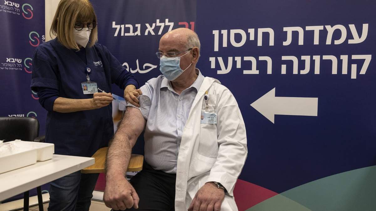 La aplicación de la cuarta dosis de la vacuna en Israel. Fuente: (Twitter)