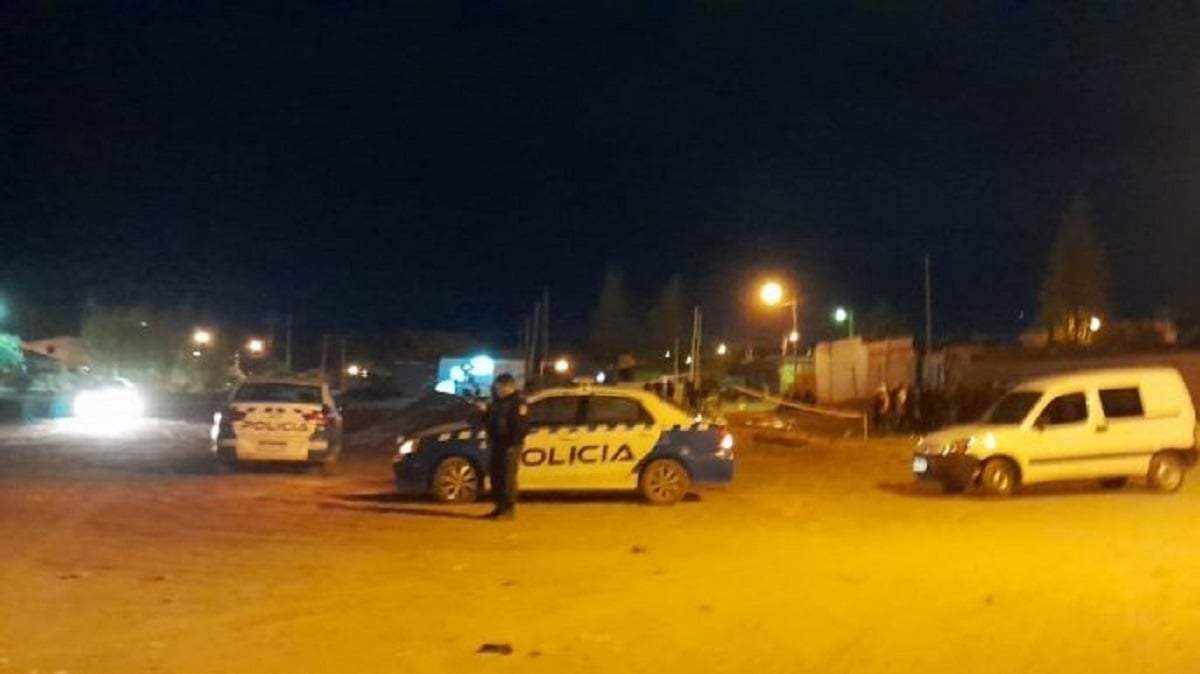 Móvil policial en barrio Almafuerte II, donde ocurrió el intento de femicidio. Fuente: (Facebook)