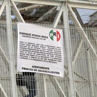En mantas, presuntos priistas exigen quitar a Meade como precandidato presidencial