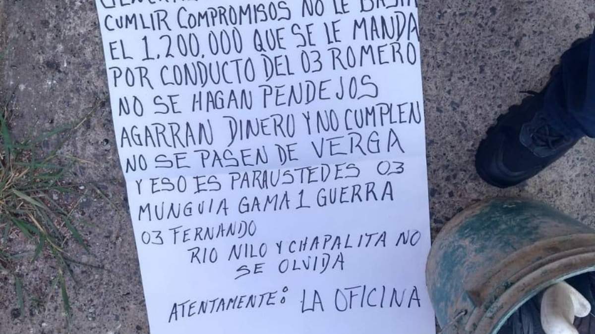 La cartulina y la cubeta en la que se encontraba la cabeza de cerdo