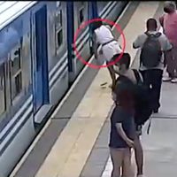 Mujer se desvanece, cae debajo de un tren en movimiento... y sobrevive (Video)