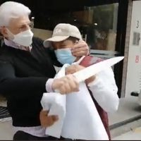 Padre del alcalde Mauricio Tabe amenaza con un cuchillo a inspectores del Invea; ofrece disculpa