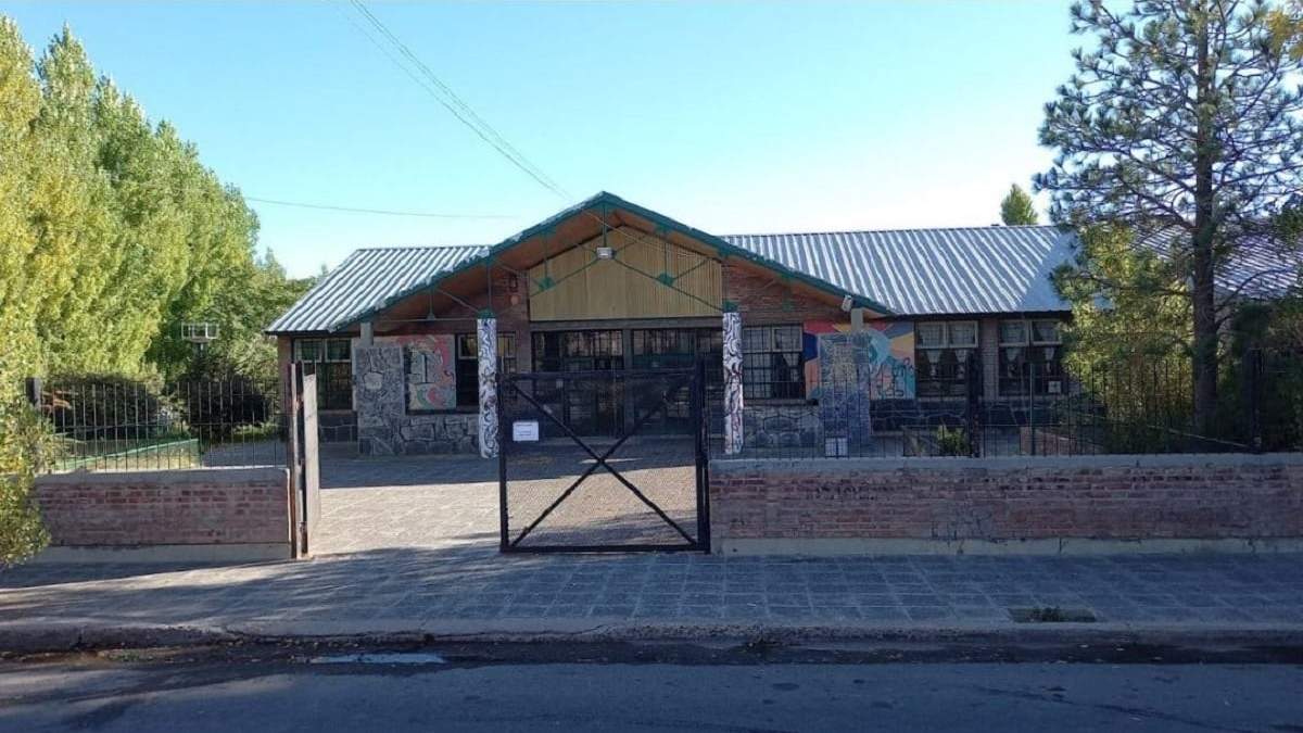 Las autoridades del colegio alertaron a la policía sobre el hecho, y esta retuvo el arma. Fuente: (La Voz de Neuquén)