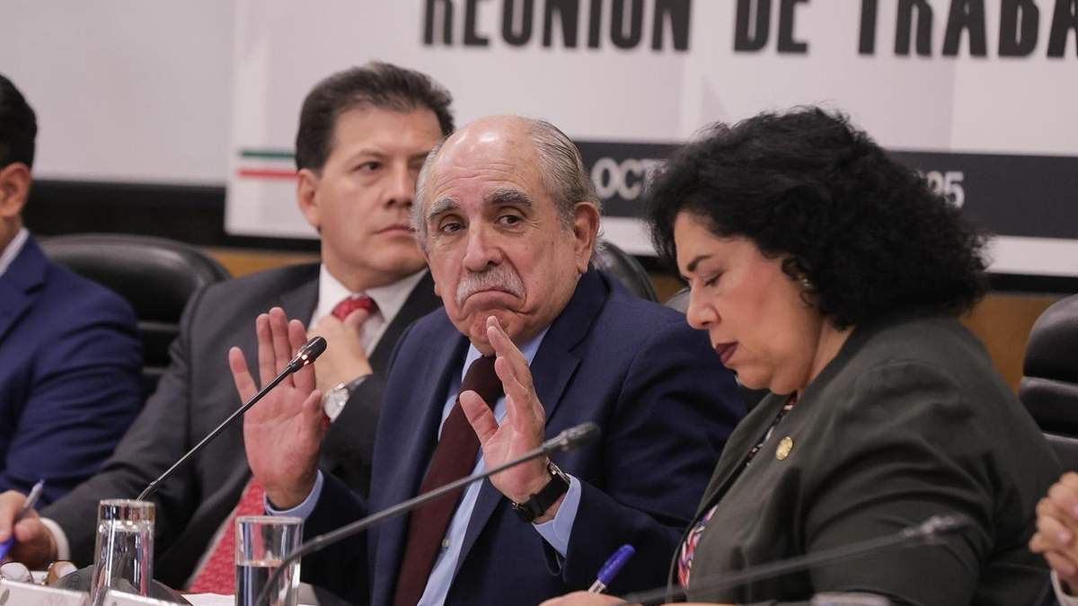 Pablo Gómez en la reunión con diputados