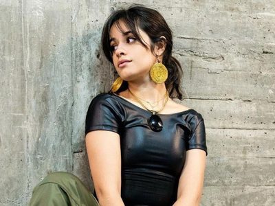 ¡Insólito! Camila Cabello no esperó que en pleno show una fan hiciera esto con ella. ¡Mirá!