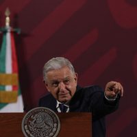 AMLO amaga con denunciar a impartidores de justicia ante la FGR