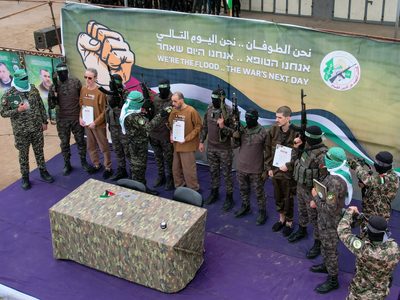 Hamás e Israel liberan a prisioneros como parte de alto al fuego en Gaza